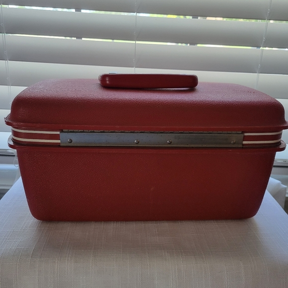 Vintage Red Travel Case - Picture 8 of 13